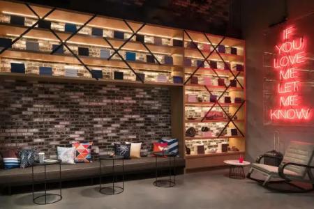 Moxy San Diego Downtown/Gaslamp Quarter - 10