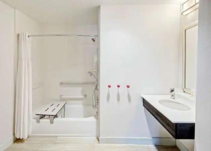 Hampton Inn Miami Beach - Mid Beach - 39