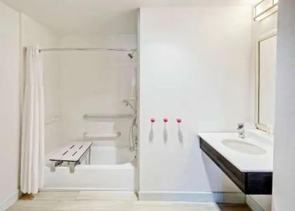 Hampton Inn Miami Beach - Mid Beach - 9