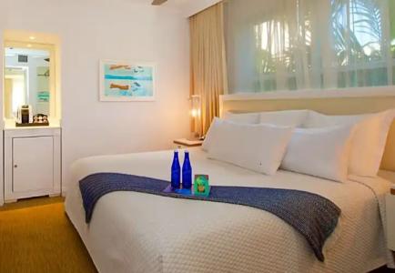 Blue Moon, Autograph Collection - 41