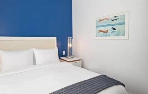 Blue Moon, Autograph Collection - 4