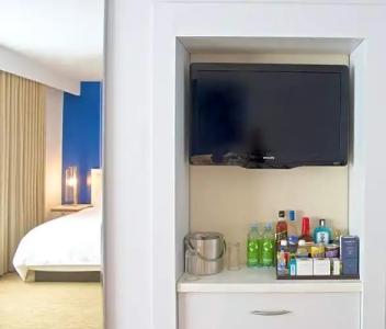 Blue Moon, Autograph Collection - 38