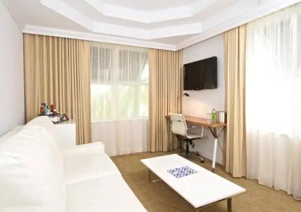 Blue Moon, Autograph Collection - 3