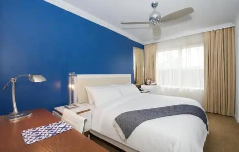 Blue Moon, Autograph Collection - 37