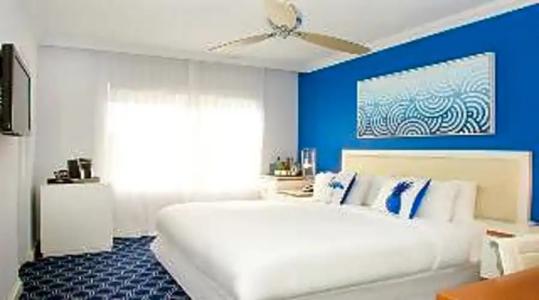 Blue Moon, Autograph Collection - 42