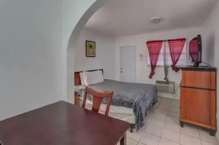 Green Seas Motel - 76