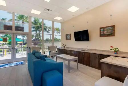 Downtown Hollywood Gardens Inn & Suites - 33