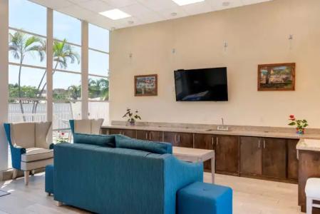 Downtown Hollywood Gardens Inn & Suites - 35