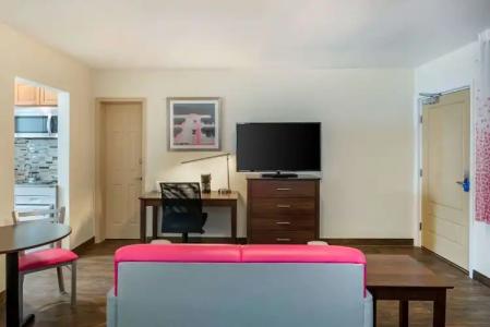 Downtown Hollywood Gardens Inn & Suites - 2