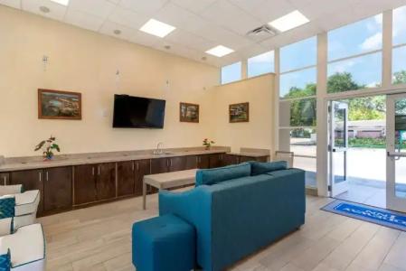 Downtown Hollywood Gardens Inn & Suites - 32