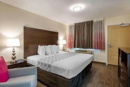 Downtown Hollywood Gardens Inn & Suites - 17