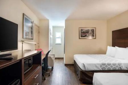 Downtown Hollywood Gardens Inn & Suites - 44