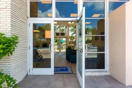 Downtown Hollywood Gardens Inn & Suites - 30