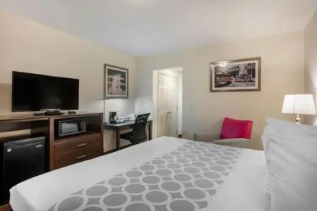 Downtown Hollywood Gardens Inn & Suites - 13