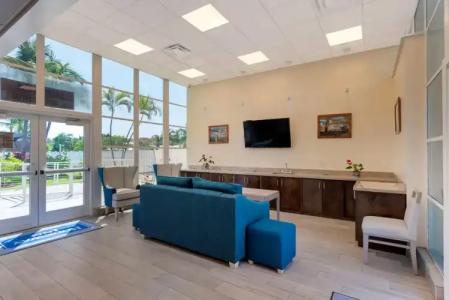 Downtown Hollywood Gardens Inn & Suites - 36