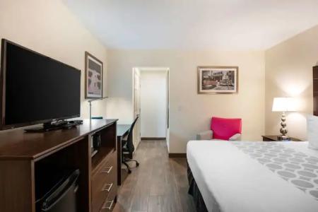 Downtown Hollywood Gardens Inn & Suites - 47