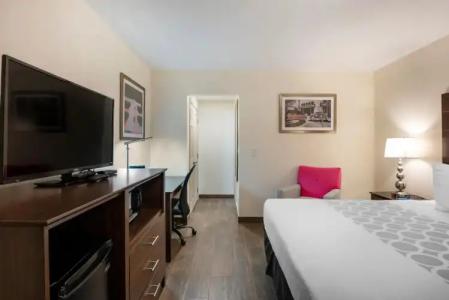 Downtown Hollywood Gardens Inn & Suites - 11