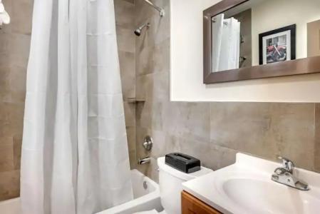 Downtown Hollywood Gardens Inn & Suites - 18