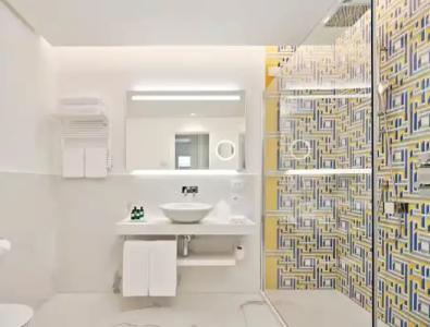 The Britannique, Curio Collection By Hilton - 90