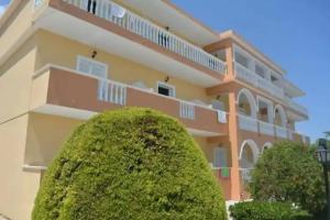 Derekas Studios & Apartments, Laganas