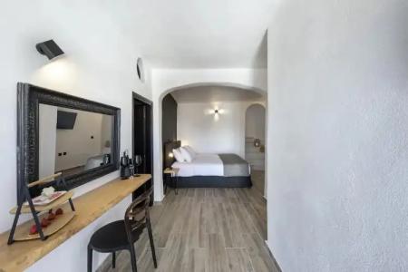 Pearl of Caldera Oia - Boutique by Pearl Collection - 58