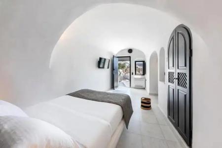 Pearl of Caldera Oia - Boutique by Pearl Collection - 1