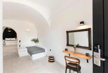 Pearl of Caldera Oia - Boutique by Pearl Collection - 81