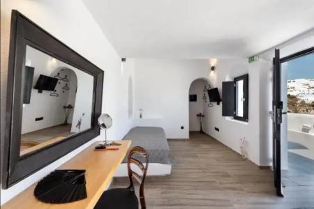 Pearl of Caldera Oia - Boutique by Pearl Collection - 2