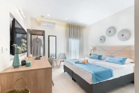 Santorini Main Square - 18