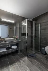 Santorini Main Square - 12