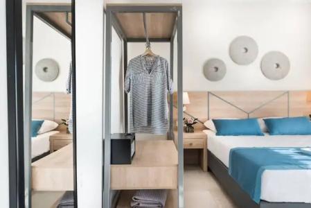 Santorini Main Square - 16