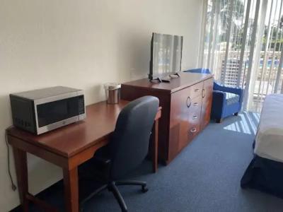 Miami Gardens Inn & Suites - 16