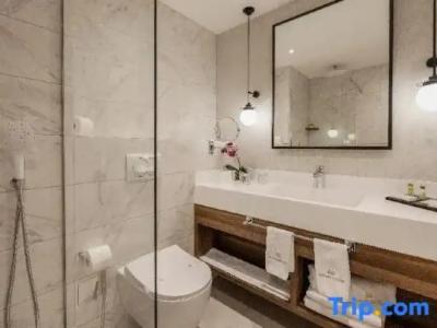 Boutique Momentum by Aycon - 176