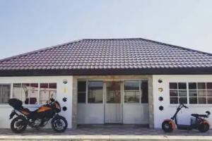 Dvor Surka, Gray-Voronets