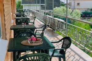Malenkiy Ray Hotel, Karolino-Buhaz