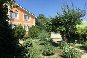 Martyinova Hotel, Trud