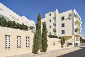 Favie Suzanne, Tinos Town