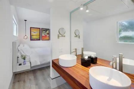 Ocean Treasure Beachside Suites - 42