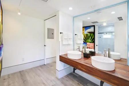 Ocean Treasure Beachside Suites - 51