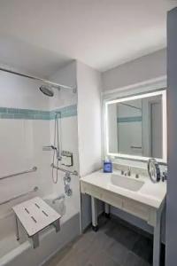 Maren Fort Lauderdale Beach, Curio Collection by Hilton - 56