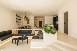 Bard de Sol, Mykonos City