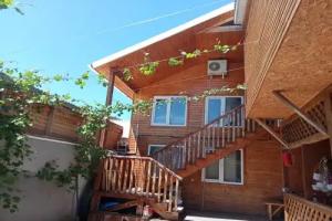 Alan Cottage, Pervomayskoye