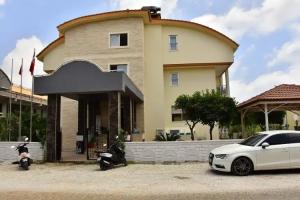 Nora Suit Hotel, Side