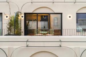 L'Avventura Athens, Athens