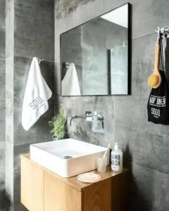 Play Theatrou, a member of Browns - 74