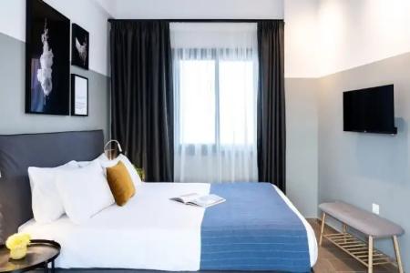 Play Theatrou, a member of Browns - 66