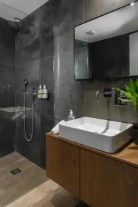 Play Theatrou, a member of Browns - 6