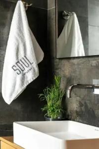 Play Theatrou, a member of Browns - 7