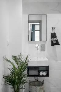 Play Theatrou, a member of Browns - 44