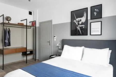 Play Theatrou, a member of Browns - 37